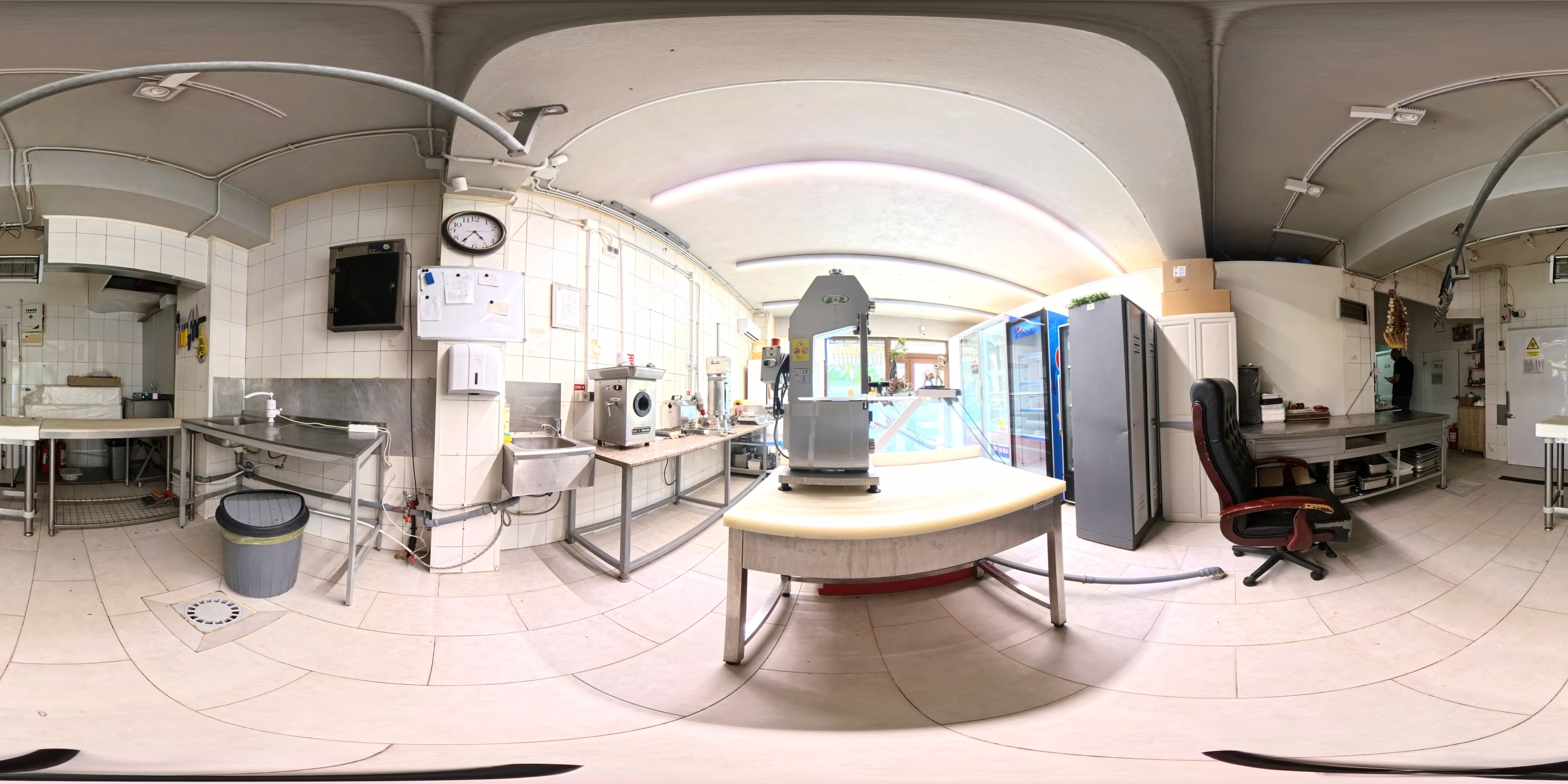 Spatiu Comercial de inchiriat - Mobilat si utilat complet
